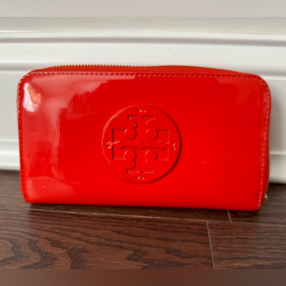 Tory Burch Vermillion Patent Leather Zip Wallet with Logo - Picture 7 of 8